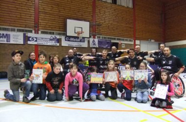 Die Roller Bulls mit den Gewinnern des Malwettbewerbs