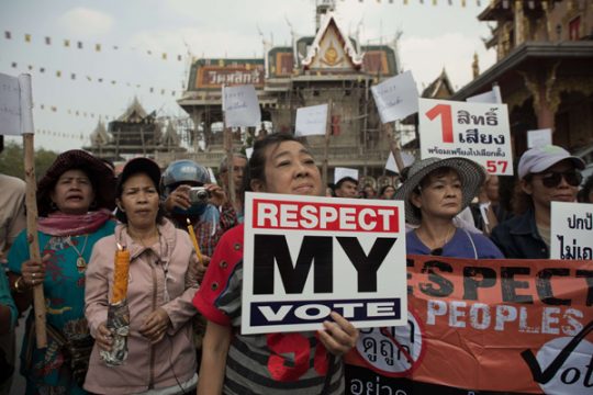 Vor den Wahlen in Thailand: Regierungsanhängerin mit "Respektiere meine Wahl/mein Wahlrecht"-Schild in Bangkok