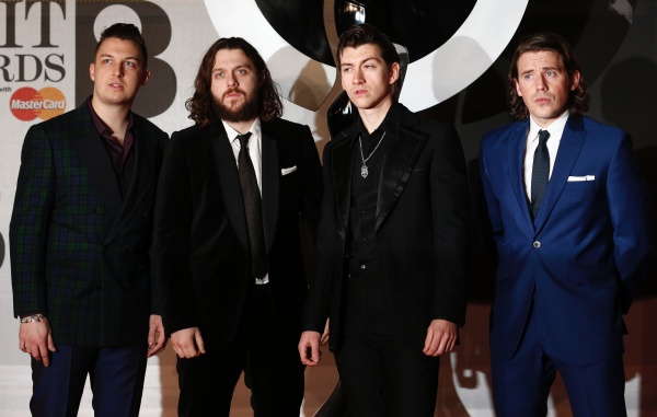 Matt Helders, Nick O'Malley, Alex Turner und Jamie Cook (vlnr) von den Arctic Monkeys bei den Brit Awards