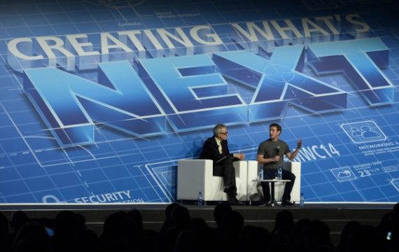 Facebook-Chef Mark Zuckerberg (r.) bei der Eröffnung des Gipfels der Mobilfunk-Branche in Barcelona