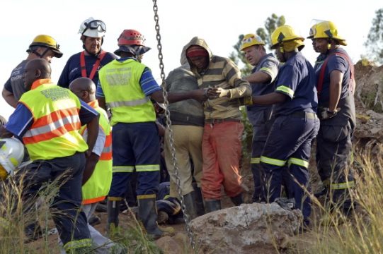 Rettungskräfte befreien einen Arbeiter aus der Goldmine in Benoni