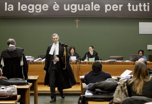 Silvio Berlusconis Anwalt Niccolo Ghedini (M.) im Gericht von Neapel