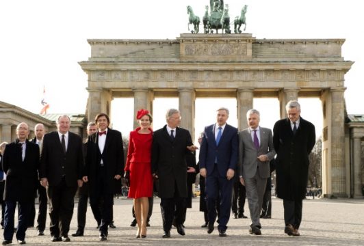 Karl-Heinz Lambertz, Elio Di Rupo, Königin Mathilde, König Philippe, Klaus Wowereit, Didier Reynders und Kris Peeters (vlnr.)