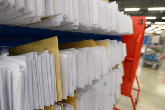 In den Lütticher Sortierzentren bleiben die Briefe heute liegen