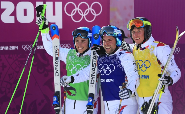 Jean Frédéric Chapuis (grün) Arnaud Bovolenta (blau) und Jonathan Midol (gelb) feiern ihren Dreifach-Triumpf beim Skicross