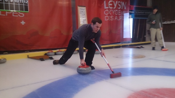 BRF1-Reporter Alain Kniebs bei seinem ersten Curling-Wurf