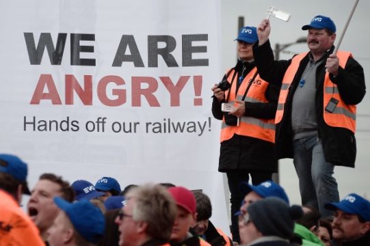 Eisenbahner demonstrieren vor dem Europaparlament in Straßburg