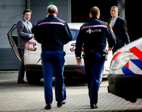 Der ehemalige Neurologe Ernst Jansen (r.) und sein Anwalt Frank van Gaal bei der Ankunft am Gericht von Almelo