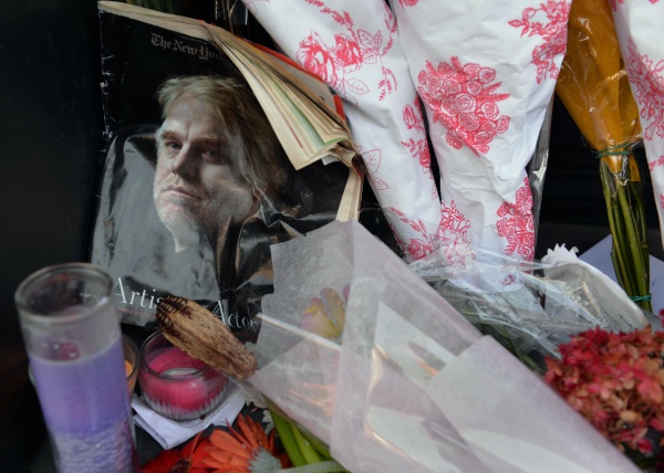 Fans haben einen Altar mit Blumen und anderen Geschenken für Oscar-Star Philip Seymour Hoffman vor dessen Wohnung in New York errichtet