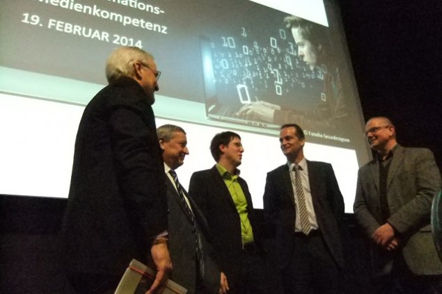 Vorstellung des Leitfadens zur Informations- und Medienkompetenz in St. Vith: Lorenz Paasch, Carl Baguette, Stephan Stengel, Oliver Paasch und Jens Giesdorf (vlnr)