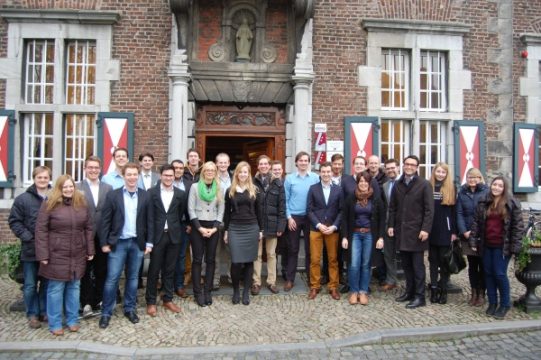 Gruppenbild der JEVP Euregio Maas-Rhein mit Jérôme Franssen und Nicole De Palmenaer (7. und 8. von rechts)