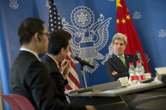 John Kerry bei einem Treffen mit chinesischen Bloggern