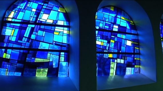 Die Kirchenfenster von André Blank in Rocherath