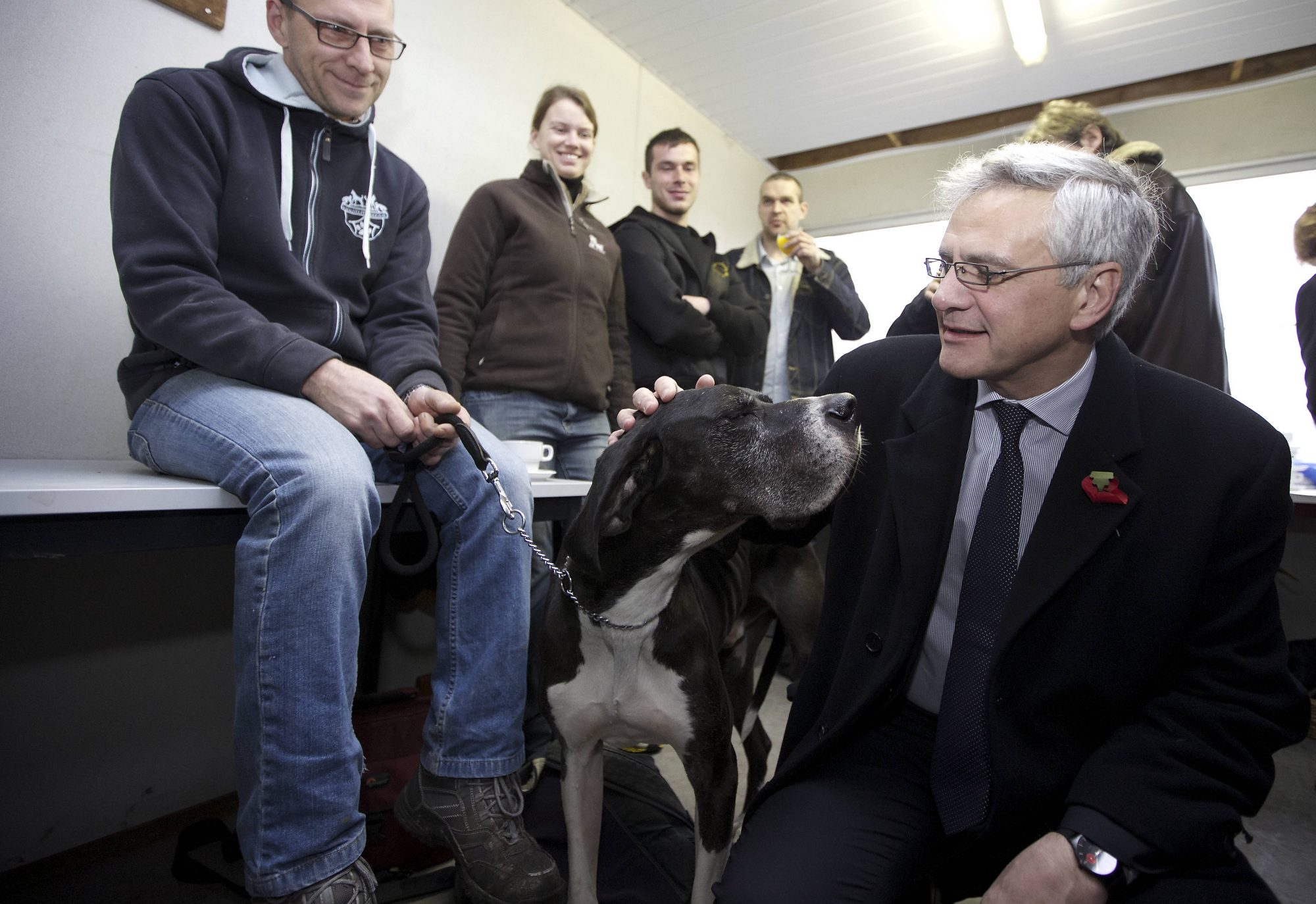 Kris Peeters besucht ein Hundeheim in Melle