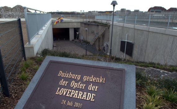 Gedenktafel für die 21 Toten der Loveparade-Katastrophe am 24. Juli 2010 in Duisburg