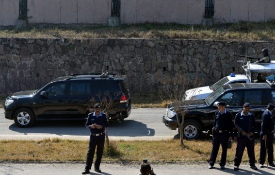 Polizisten in Islamabad stehen Wache azls der Wagen mit Pervez Musharraf vorfährt