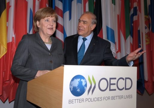 Angela Merkel und OECD-Generalsekretär Angel Gurría in Paris