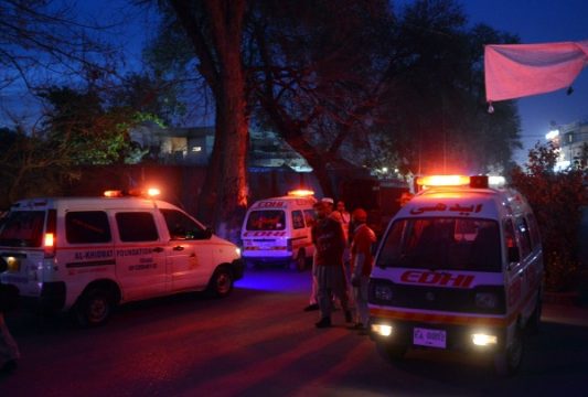 Freiwillige in der Nähe des iranischen Konsulats in Peshawar