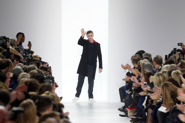 Der belgische Dior-Designer Raf Simons bei der Pariser Dior-Schau