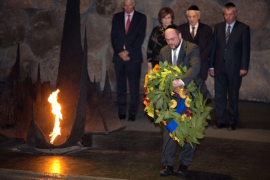 Martin Schulz legt einen Kranz in der Halle der Erinnerung in der Holocaust-Gedenkstätte Yad Vashem in Jerusalem ab (11.2.)