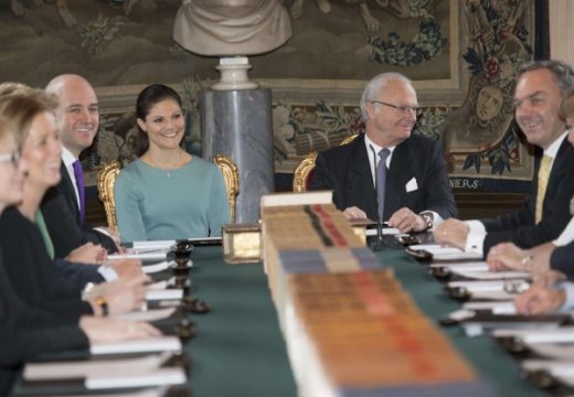 Schwedens Kronprinzessin Victoria und König Carl XVI informieren die Regierung über den Namen der kleinen Prinzessin