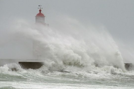 Sturm in der Nähe des Leuchtturms des Hafens von Guilvinec, Brettagne