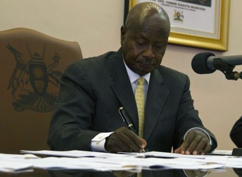 Ugandas Präsident Yoweri Museveni unterzeichnet Gesetz zur Verfolgung Homosexueller
