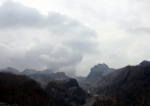 Rauch und Asche überdem Vulkan Kelud