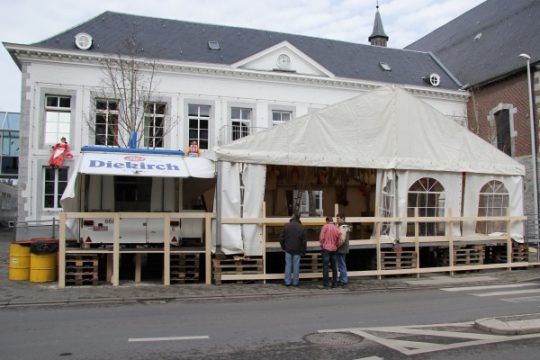 Das Festzelt vor dem Rathaus