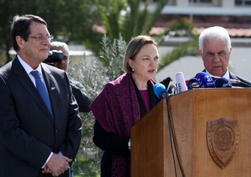 Nikos Anastasiades, Lisa Buttenheim und Dervis Eroglu in Nikosia (vlnr)