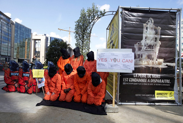 Mitglieder von Amnesty International demonstrieren als Häftlinge des Gefangenenlagers Guantánamo verkleidet