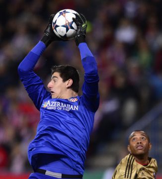 Atleticos Torhüter Thibaut Courtois hält einen Ball von AC-Star Robinho