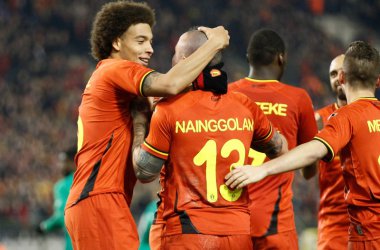 Belgien vs. Elfenbeinküste 2:2 - Axel Witsel gratuliert Radja Nainggolan (Foto: Yorick Jansens/BELGA)