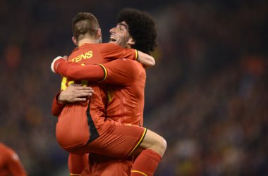 Belgien vs. Elfenbeinküste - Fellaini jubelt mit Mertens (Foto: Yorick Jansens/BELGA)