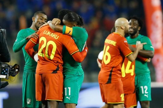 Romelu Lukaku lässt sich von seinem Idol Didier Drogba trösten - Anthony Vanden Borre nimmt es nicht ganz so schlimm (Foto: Bruno Fahy/BELGA)