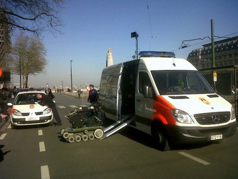 Der Minenräumdienst der Armee sprengt den verdächtigen Koffer