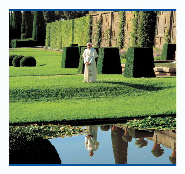 Papst Benedikt XVI. in der Sommerresidenz Castel Gandolfo (Seite aus dem Kalender 'Insieme' des Magazins 'Famiglia Cristiana'