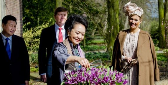 Chinas Staatschef Xi Jinping (l.), König Willem-Alexander, Chinas First Lady Peng Liyuan und Königin Máxima (r.) bei der Blumenausstellung "Keukenhof"
