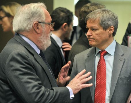 EU-Agrarkommissar Dacian Ciolos (rechts) mit dem spanischen Landwirtschaftsminister Miguel Arias