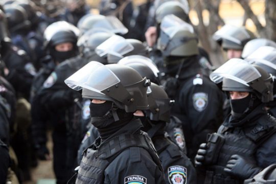 Donezk: Ukrainische Polizisten marschieren gegen prorussische Demonstranten auf