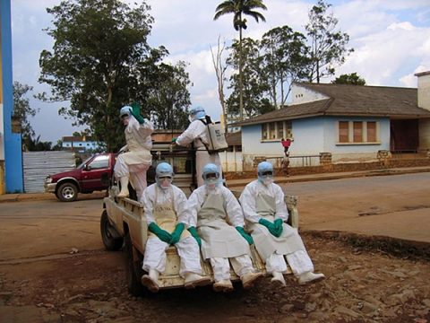 Ärzte im Schutzanzug auf dem Weg zu einem Ebola-Patienten