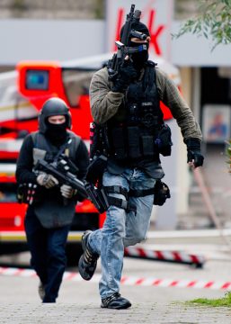 Einsatzkräfte am Freitag in der Nähe des Tatorts in Erkrath