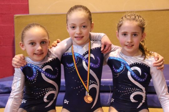 Walloniemeisterschaft im Geräteturnen am 15. März in Jemelle: Lynn Treinen aus Dürler, Mona Michels aus Deidenberg, Chloé Dethier aus Outre-Warche