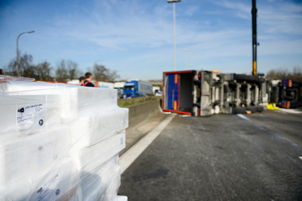 LKW-Unfall auf Höhe von Zaventem - Dosen mit frischem Fisch über Fahrbahnen verteilt