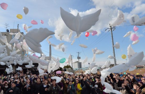 Japaner lassen Taubenluftballons in Erinnerung an die Fukushima-Katastrophe vor drei Jahren steigen