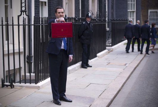 Der britische Schatzkanzler George Osborne mit der Budgetbox