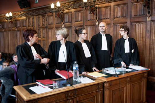 Die Vertreter der Zivilpartei beim Prozessauftakt