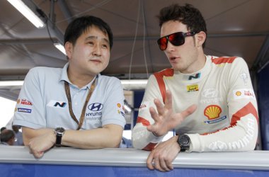 Hyundai-Motorsport-Präsident Gyoo-Heon Choi und seine Nummer 1 Thierry Neuville