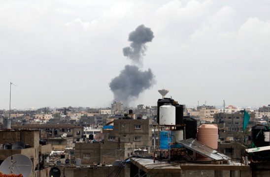 Nach dem Luftangriff steigt über Rafah Rauch auf