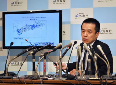 Ein Mitarbeiter des Meteorologischen Instituts zeigt, wo die Erde bebte